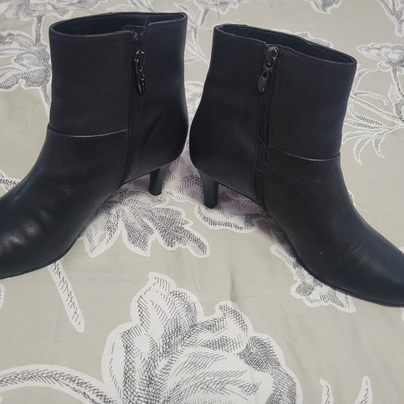 Tahari "Prinston" Black Leather Side Zip Bootie Size 7.5 EUC - Picture 4 of 9